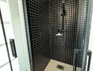 Le Mas du Bessin Gîte jaune Salle de bain douche