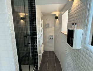 Le Mas du Bessin Gîte jaune Salle de bain douche